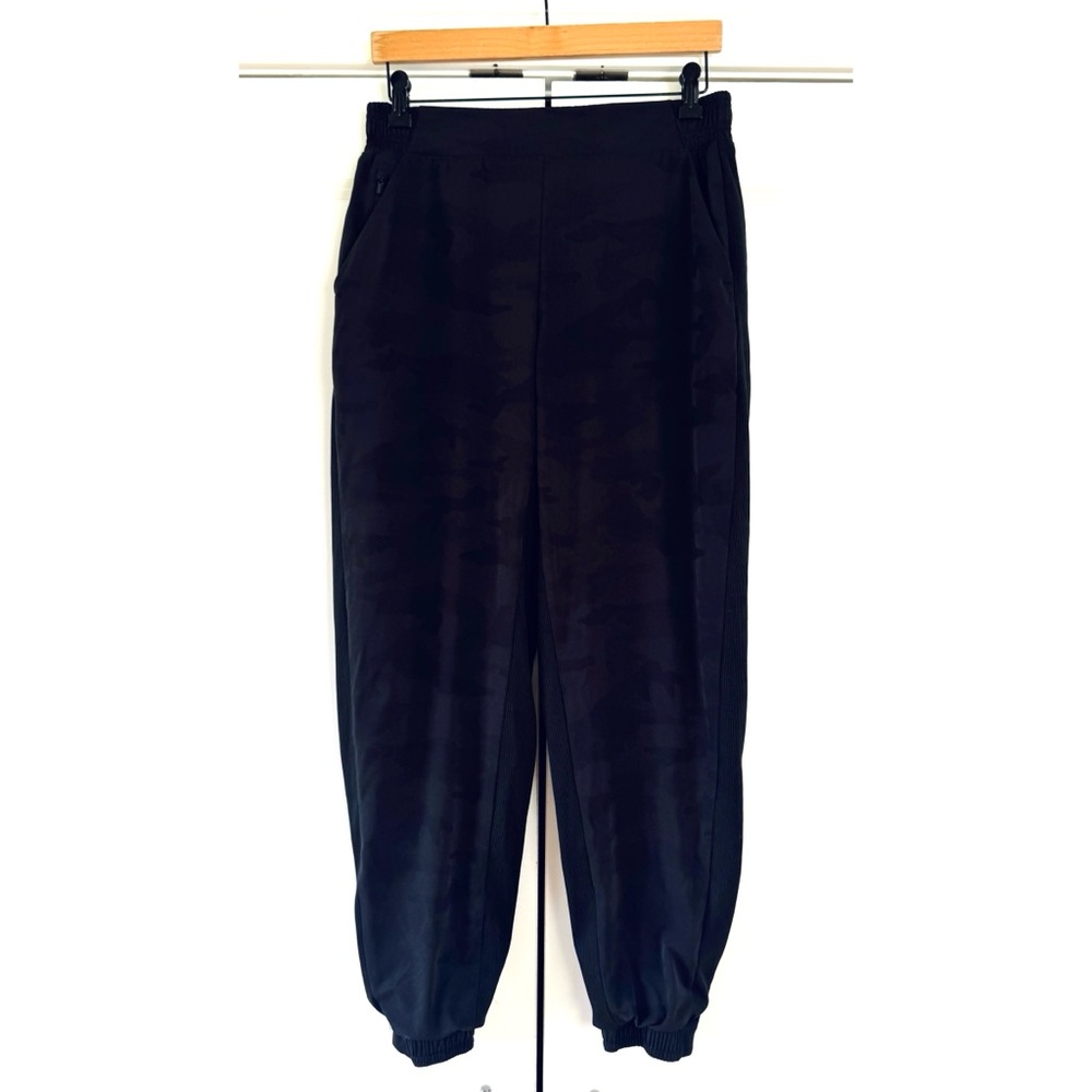 Athleta Textured Brooklyn Jogger Black Camo Lined Pants Ankle Crop Size 6